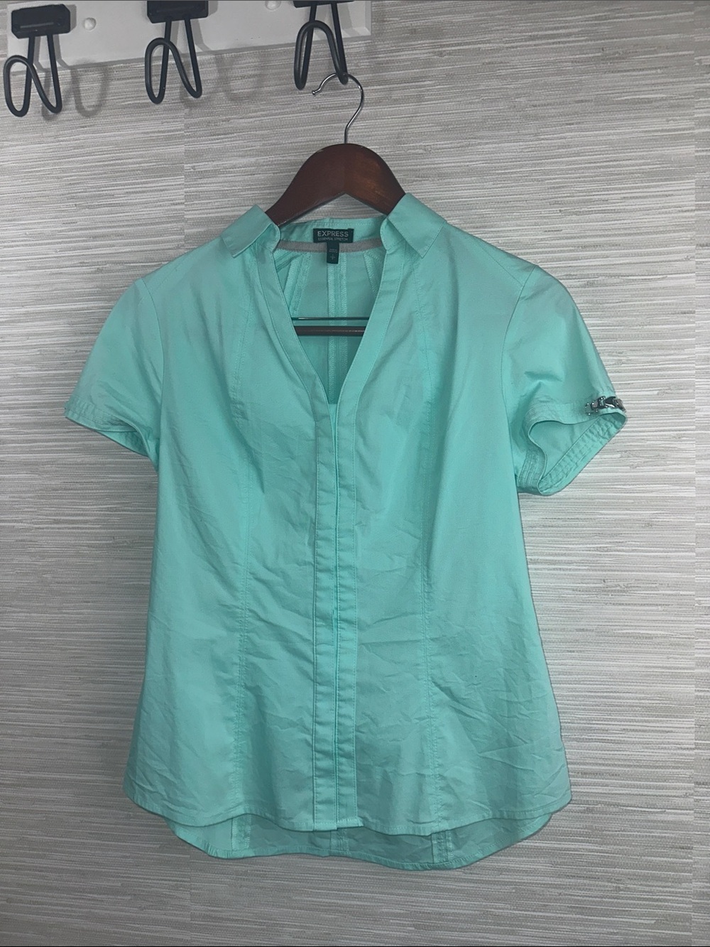 Express S fitted dress shirt w/ silver hardware in a classic teal aqua color